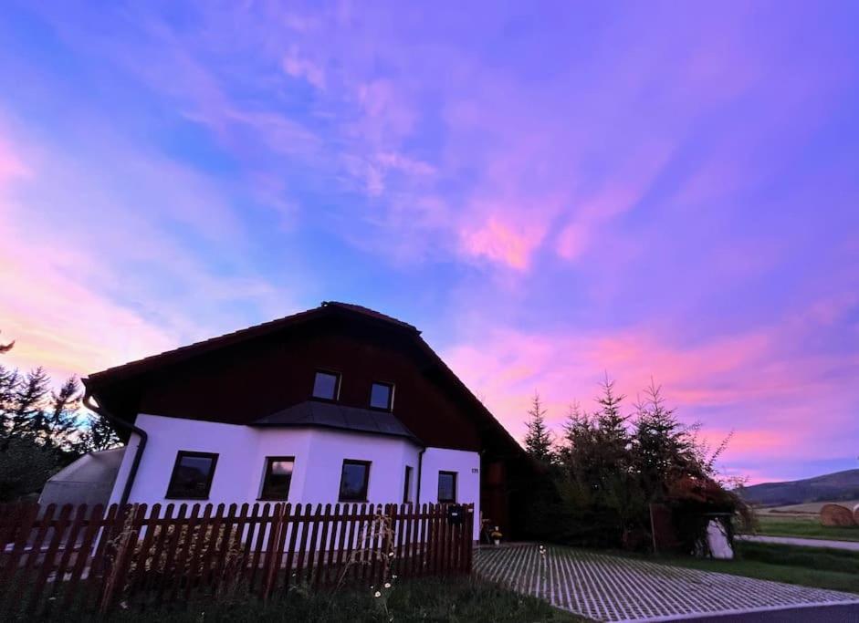 "Stone'S Throw" Krumlov 5 Min By Car, Lipno 15 Min By Car, 2 Bdrooms,Playroom Kájov Exterior photo